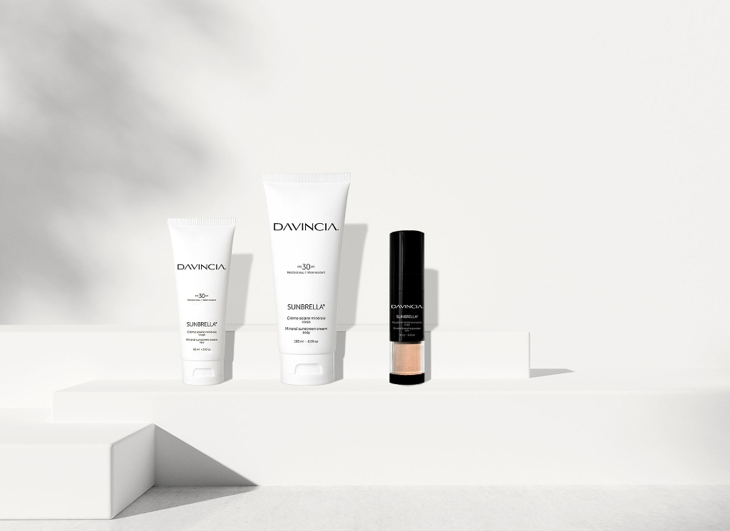Collection Sunbrella produits solaires Davincia La collection Sunbrella comprend une crème solaire visage et corps ainsi qu'une poudre minérale